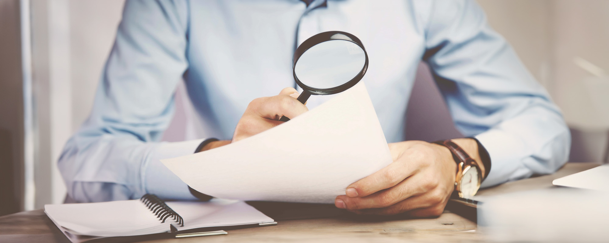 man hand magnifying glass